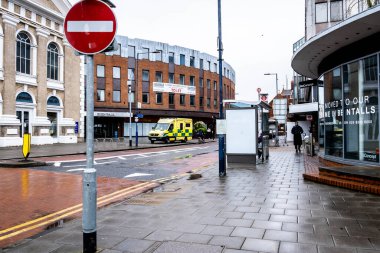 Londra İngiltere, 26 Mart 2021, Giriş Yolu Olmayan Boş Ana Cadde ve Ambulans Otoparkı
