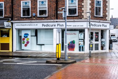 Londra İngiltere, 26 Mart 2021, Covid-19 Coronavirus Kilitlemesi sırasında Kapalı Dükkanları ve Dükkanları Olan Boş Ana Cadde