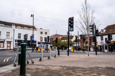 Epsom Surrey İngiltere, 31 Mart 2021, Yol Kavşağı Wiuth Trafik Işıkları Covid-19 Coronavirus Kilitlemesi sırasında Sessiz