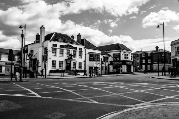 Epsom Surrey, Londra İngiltere, 5 Nisan 2021, Covid-19 Coronavirus Kilitlemesi sırasında trafik olmayan ana yol kavşağı sarı kutu
