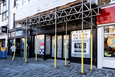Kingston, Londra İngiltere, 7 Nisan 2021, High Street Shop or store with Scvafholding and No People