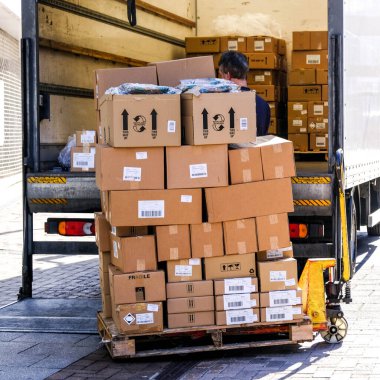 Kingston, Londra, İngiltere, 7 Nisan 2021, Lorry veya Kamyon Yüksek Caddesi 'ndeki bir mağazaya mal veya kutu teslimatı