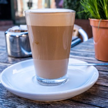 Epsom London UK, 17 Nisan 2021, Masasında insan olmayan uzun bardak ya da latte kahve