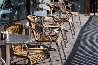 Kingston Thames İngiltere, 19 Nisan 2021, Bir kafe ya da restoranın dışındaki boş masa ve sandalyeler kaldırıldı.