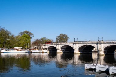Kingston Upon Thames London İngiltere, 19 Nisan 2021, Kingston Köprüsü 'nün yanındaki Thames Nehri' ne demirli Zevk Tekneleri