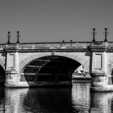 Kingston Londra İngiltere, 19 Nisan 2021 Kingston Köprüsü 'nün Londra' da Thames Nehri 'ni geçerken çekilmiş resmi.