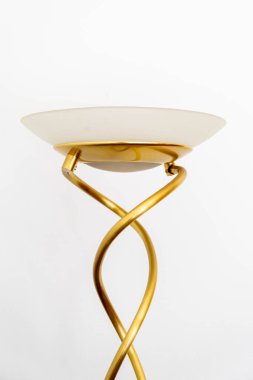 Epsom Surrey, Londra İngiltere, 23 Nisan 2021, Altın kıvrımlı Modern Metal Tasarım Ev Lambası Sahnesi Kopya Boşluğu ile Beyaz Üzerine İzole Edilmiş Cam Tonu