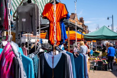 Epsom Surrey, Londra İngiltere, 23 Nisan 2021, Market Sokak Tüccarı Kadın Giysileri Koleksiyonu Satıyor