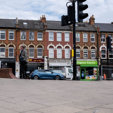 Kingston-Upon Thames London, 27 Nisan 2021, Boş bir kasaba merkezinin önünden geçen arabalı dükkanlar ya da dükkanlar