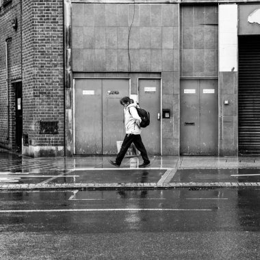 Kingston Upon Thames, Londra 26 Mart 2021, Yağmur Altında Bir Derelict Binası 'nın önünden geçen kadın