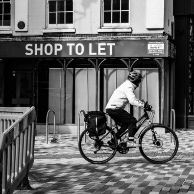 Kingston Upon Thames, Londra İngiltere, 7 Nisan 2021, Man Bisiklet Kapalı Ana Cadde Perakende Dükkanı