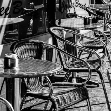 Kingston Upon Thames, Londra İngiltere, 19 Nisan 2021, Dışarıdaki boş kafe veya Kafe Masaları ve İnsansız Sandalyeler