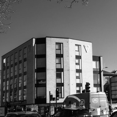 Kingston Upon Thames, Londra, 19 Nisan 2021, Sabah Trafiği Olan ve Hiç İnsan Olmayan Modern Bir Ofis Binası