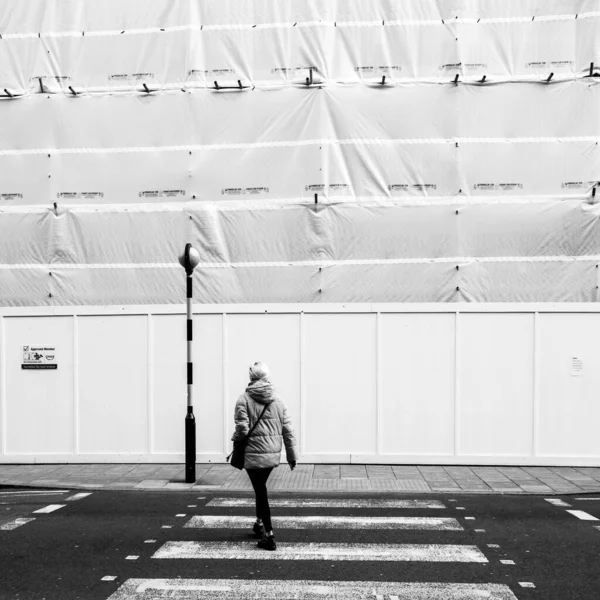 キングストンロンドン英国 2021年3月25日歩行者またはZebra Crossingで道路を横断する独身女性 — ストック写真