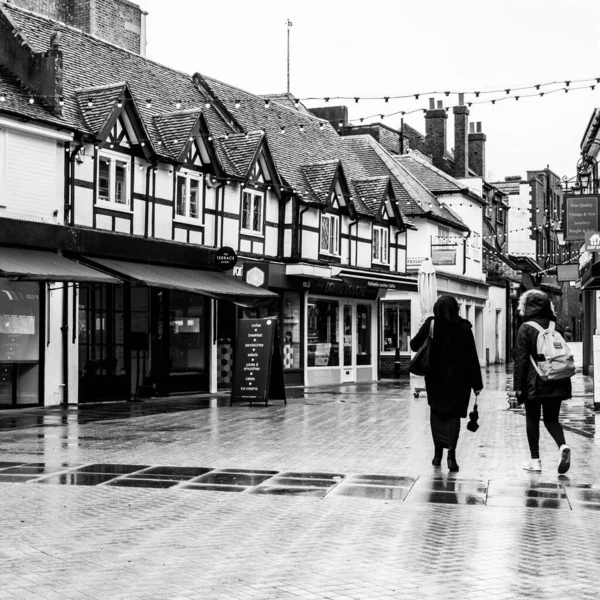 Kingston Thames Londres Reino Unido Março 2021 Duas Mulheres Andando — Fotografia de Stock