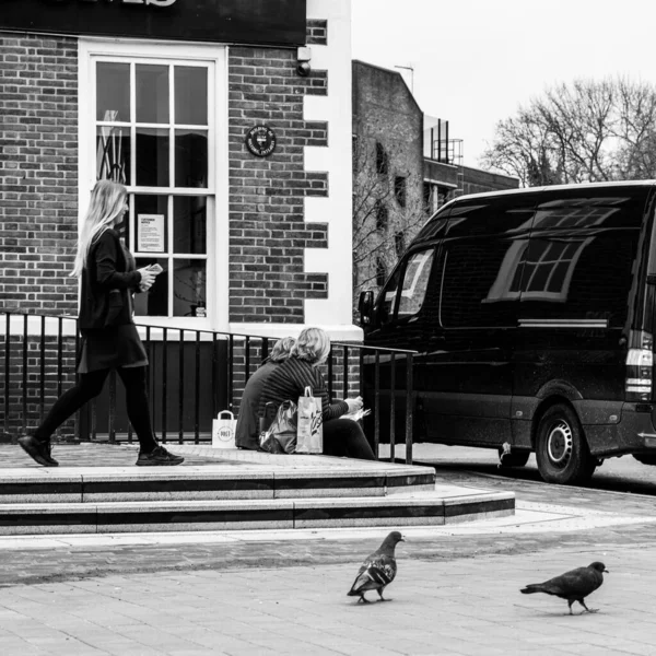 Epsom Surrey London March 2021 Woman Walking Two Seated Women — Stock fotografie