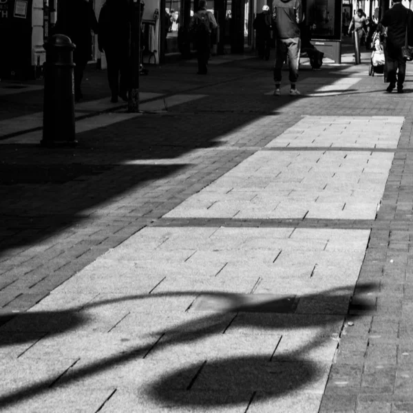 Kingston Thames London April 2021 Street Lighting Casting Shadow Pedestruction — стоковое фото
