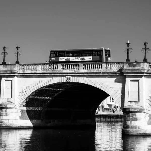 Kingston Thames London April 2021 Doppeldeckerbus Des Öffentlichen Nahverkehrs Über — Stockfoto