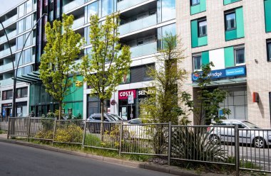 Epsom Surrey İngiltere, Mayıs 02 2021, Costa, Senzo ve dışarıda park etmiş arabalarla seyahat pansiyonu oteli