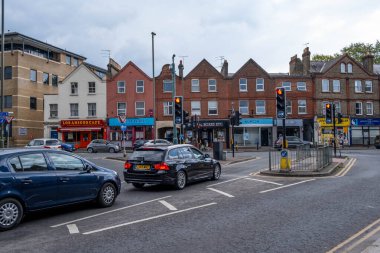 Epsom Surrey İngiltere, Mayıs 02 2021, trafik ışıkları ana yol kavşağında bekliyor.