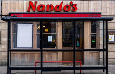 Kingston Thames London 'da 04 Mayıs 2021 ONeills Pub ve Restoranı Coronavirus Covid-19 Kilitlemesi sırasında kapatıldı