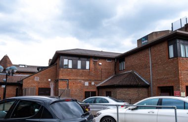 Epsom Surrey İngiltere, Mayıs 02 2021, Dışarıdaki park halindeki araba kuyruğu Modern bir alışveriş merkezi ve ofisi