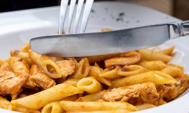 Epsom Surrey London UK, Mayıs 02 2021, İtalyan usulü makarna dışarıda yeniyor.