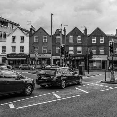 Epsom Surrey İngiltere, Mayıs 02 2021, Kırmızı Trafik Durağı Işıklarını Bekleyen Motorlu Araçlar Yol Kavşağında