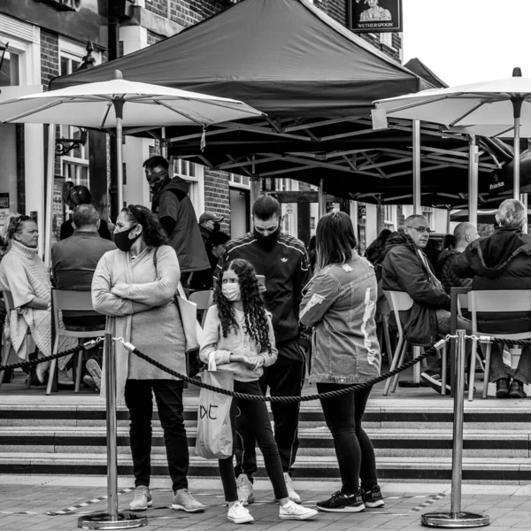 Epsom Surrey London May 2021 Group People Sitting Out Wetherspoons — стоковое фото