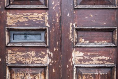 Kingston, Thames İngiltere 'de, Mayıs 04 2021' de eski eskimiş eskimiş bir ön kapı ve hiç kimsesi olmayan bir posta kutusu.