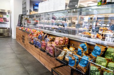 Kingston Thames London UK, Mayıs 04 2021, Kafe Atıştırmalık Seçimi İnsansız Servis Tezgahında