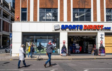 Kingston Upon Thames London UK, Mayıs 04 2021, High Street Retail Chain Sports Direct Business Shop or Store Front