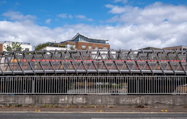 Kingston Thames London Mai 2021 Eisenbahnzug Auf Einer Brücke Mit — Stockfoto