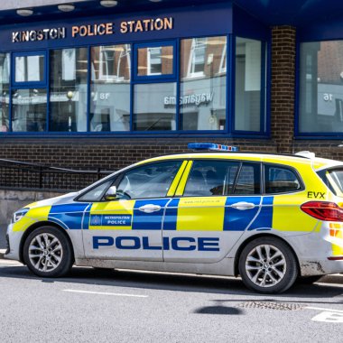 Kingston Thames İngiltere 'de, Mayıs 04 2021, Polis Devriye Arabası veya Aracı İnsansız Polis Staitonu' nun önüne park Edildi