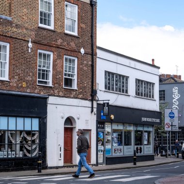 Kingston Thames İngiltere, Mayıs 04 2021, Bir yaya ya da Zebra Geçidi kullanarak ana yoldan geçen adam