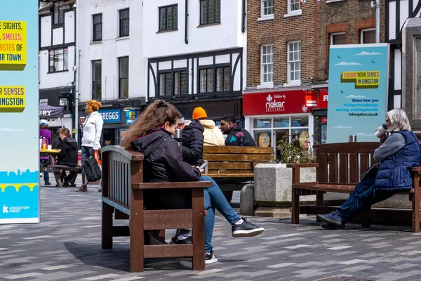 Kingston Thames London May 2021 Two Women Sitting Wooden Benches — Stock Photo, Image