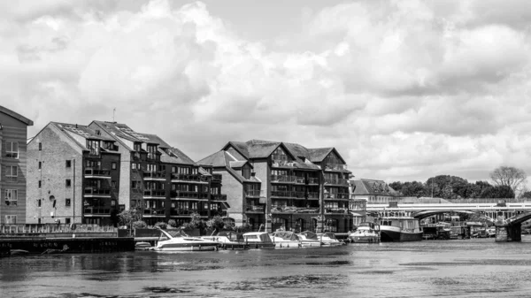 Kingston Thames London Mayıs 2021 Lüks Riverside Apartmanlarının Siyah Beyaz — Stok fotoğraf