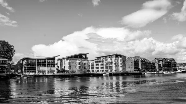 Kingston Thames London Mayıs 2021 Lüks Riverside Apartmanlarının Siyah Beyaz — Stok fotoğraf