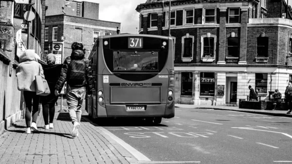 キングストン アポン テムズ ロンドン2021年5月4日バスをキャッチするために歩道を一緒に歩く黒と白の画像ツリー匿名の女の子や女性 — ストック写真