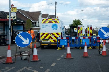 Kingston Thames London UK, 07 Mayıs 2021, Thames Su Hizmetleri İşletme Minibüsü Ev İçi Su Tedariği Tamiratı Yapıyor