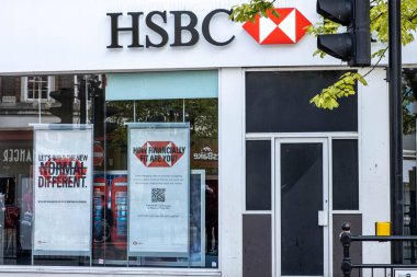 Kingston Upon Thames London UK, 07 Mayıs 2021, HSBC High Street Perakende Bankası Logosu ve Girişi