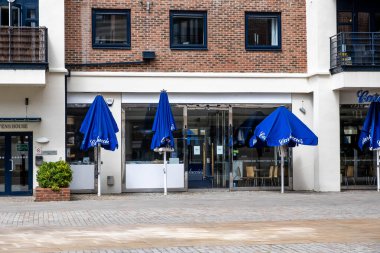 Kingston Upon Thames London UK, 07 Mayıs 2021, Coronavirus Covid-19 Pandemic Lokantası sırasında Şemsiyeli Kapalı İtalyan Restoranı