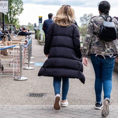 Kingston Upon Thames London UK, 07 Mayıs 2021, Riverside Gezinti Alanı boyunca Birlikte Yürüyen Genç Anonim Çift