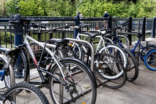 Kingston Thames London May 2021 Row Parked Secured Bicycles People — Stock Photo, Image