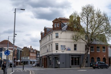 Kingston Thames London UK, 07 Mayıs 2021, Geleneksel Mimarisi Olan Bir Restoranın Önünde Bir Mini Yol Kavşağı