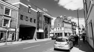 Kingston Upon Thames London, Mayıs 07 2021, Kingston 'daki Rose Theatre Entertainment Center' ın yanındaki yolun kenarına park etti.