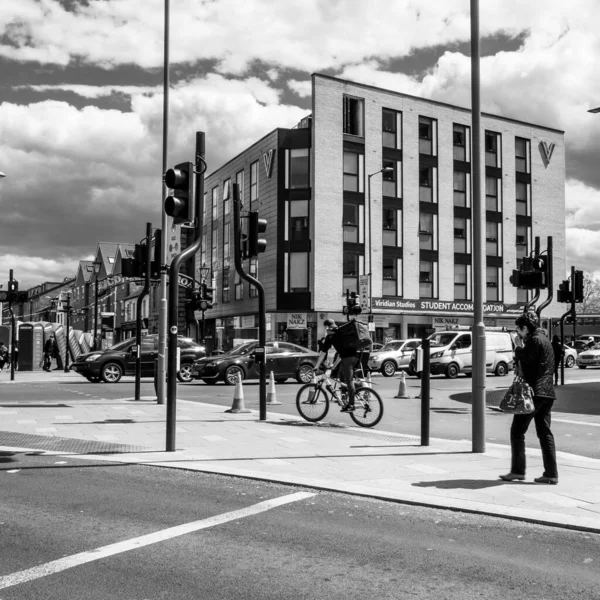 キングストン アポン テムズ ロンドン2021年5月7日高速道路の交差点にある学生用アパートの現代建築 — ストック写真