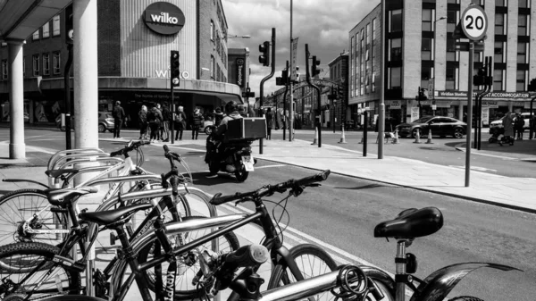 Kingston Thames London May 2021 Bicycles Parking Roadside Wilko Discount — стоковое фото