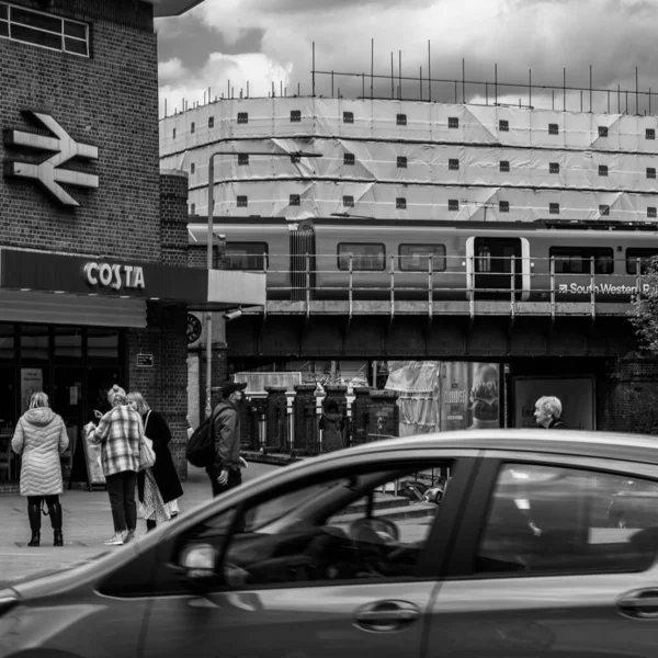 Kingston Thames Λονδίνο Μαΐου 2021 Σιδηροδρομικό Τρένο Διασχίζει Μια Γέφυρα — Φωτογραφία Αρχείου