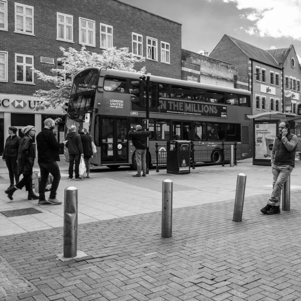 Kingston Thames London May 2021 Shoppers People Walkiing Автобус Людиною — стокове фото